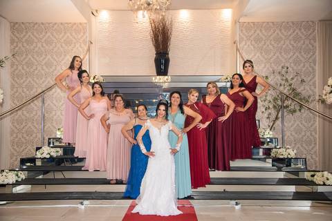 Fotografia da Noiva Com as Madrinhas Na Escada Com as Mãos na Cintura No Buffet Europa em Guarulhos SP Feita por Priscila Felix Fotógrafa de Casamentos, Ensaios e Família'