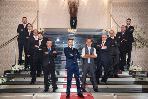 Fotografia do Noivo Com os Padrinhos Na Escada Com os Braços Cruzados No Buffet Europa em Guarulhos SP Feita por Priscila Felix Fotógrafa de Casamentos, Ensaios e Família'