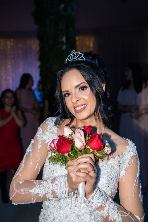 Fotografia da Noiva Com O Buquê No Buffet Europa em Guarulhos SP Feita por Priscila Felix Fotógrafa de Casamentos, Ensaios e Família'