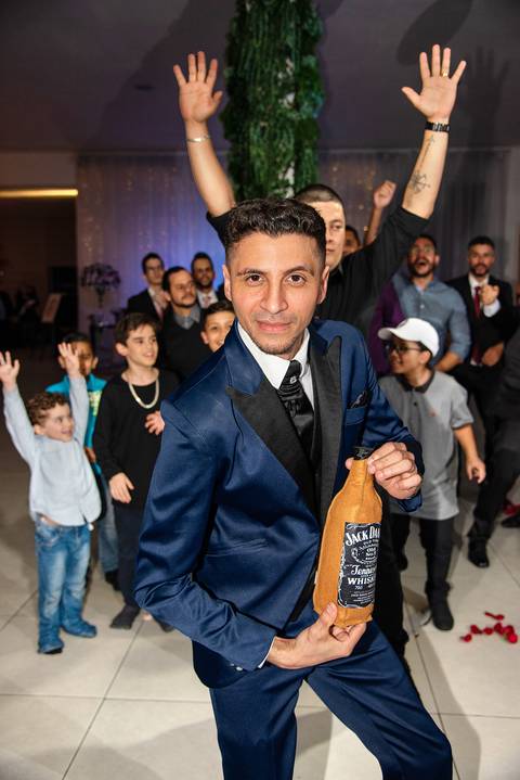 Fotografia doa Noivo Com A Garrafa de Wisk No Buffet Europa em Guarulhos SP Feita por Priscila Felix Fotógrafa de Casamentos, Ensaios e Família'