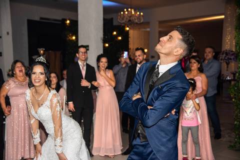 Fotografia dos Noivos Dançando Ela Abaixando e Ele Olhando pra Cima Fingindo Não Ver No Buffet Europa em Guarulhos SP Feita por Priscila Felix Fotógrafa de Casamentos, Ensaios e Família'
