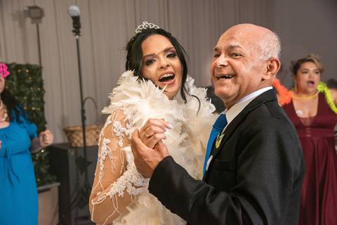 Fotografia da Noiva Dançando Com Seu Pai No Buffet Europa em Guarulhos SP Feita por Priscila Felix Fotógrafa de Casamentos, Ensaios e Família'