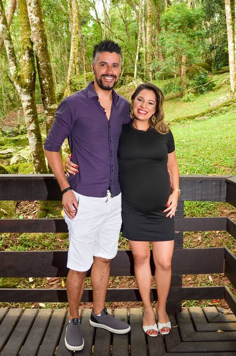 Foto do Casal Sorrindo No Parque da Pedra Montada em Guararema - SP, Foto Feita Pela Priscila Felix Fotógrafa de Família, Casamento e Ensaios '
