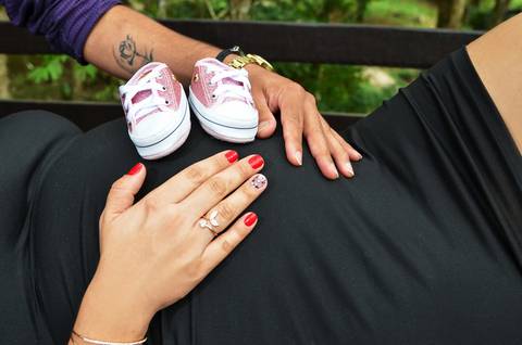 Foto das Mãos e os Sapatinhos da Raika na Barriga da Mãe No Parque da Pedra Montada em Guararema - SP, Foto Feita Pela Priscila Felix Fotógrafa de Família, Casamento e Ensaios '