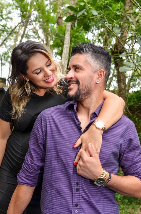 Foto do Casal Sorrindo e Se Olhando No Parque da Pedra Montada em Guararema - SP, Foto Feita Pela Priscila Felix Fotógrafa de Família, Casamento e Ensaios '