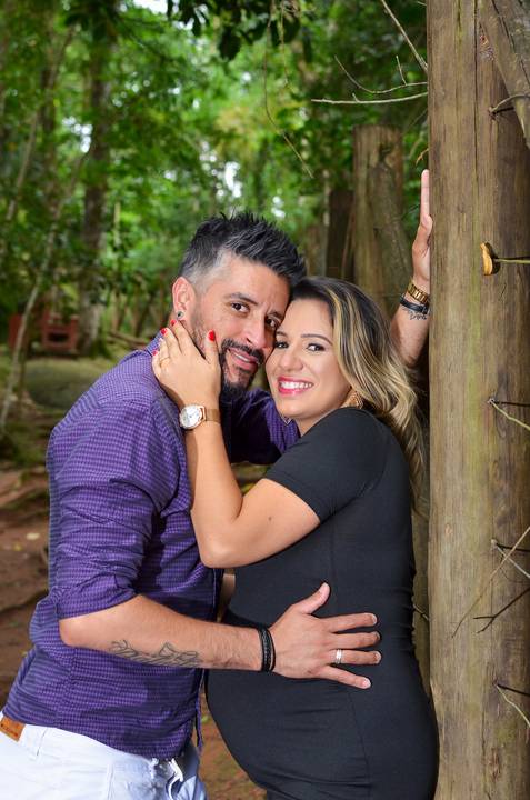 Foto do Casal de Rosto Colado No Parque da Pedra Montada em Guararema - SP, Foto Feita Pela Priscila Felix Fotógrafa de Família, Casamento e Ensaios '