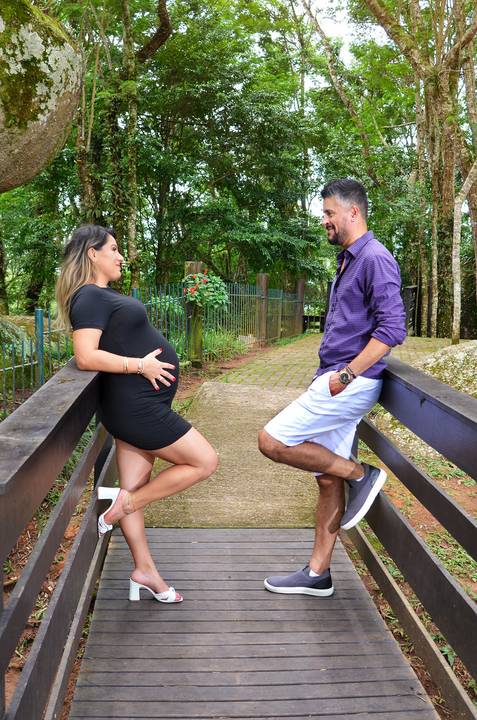 Foto do Casal na Ponte Se Olhando de Frente Para o Outro No Parque da Pedra Montada em Guararema - SP, Foto Feita Pela Priscila Felix Fotógrafa de Família, Casamento e Ensaios '