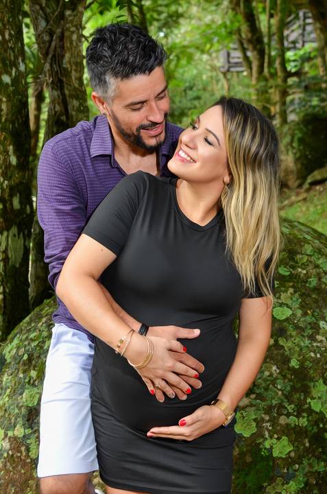 Foto do Casal Na Pedra Sorrindo No Parque da Pedra Montada em Guararema - SP, Foto Feita Pela Priscila Felix Fotógrafa de Família, Casamento e Ensaios '