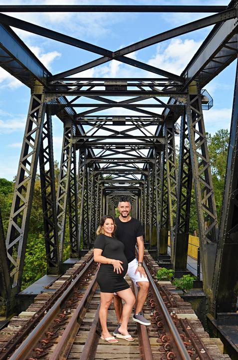 Foto do Casal Na Linha do Trem em Guararema - SP, Foto Feita Pela Priscila Felix Fotógrafa de Família, Casamento e Ensaios '