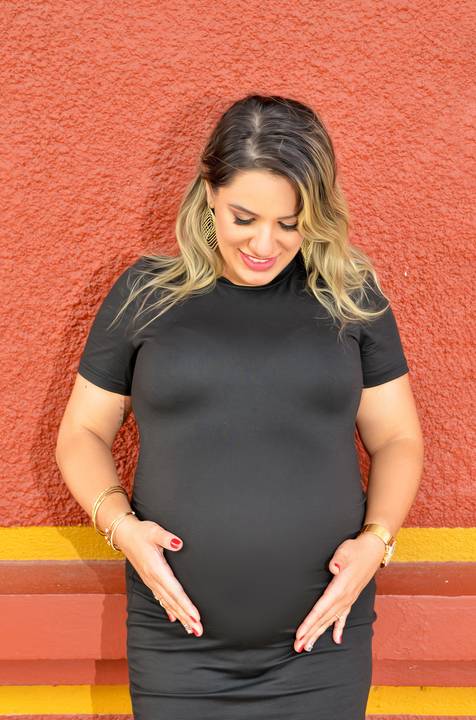 Foto da Mãe Olhando para a Barriga e Segurando-a em Guararema - SP, Foto Feita Pela Priscila Felix Fotógrafa de Família, Casamento e Ensaios '