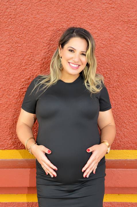 Foto da Mãe Segurando a Barriga com um Sorrisão em Guararema - SP, Foto Feita Pela Priscila Felix Fotógrafa de Família, Casamento e Ensaios '