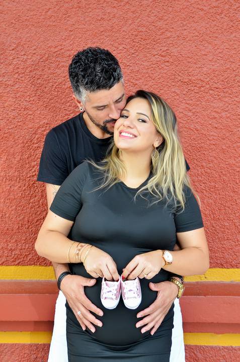 Foto dos Pais Um na Frente do Outro com o Sapatinho na Barriga da Mãe    em Guararema - SP, Foto Feita Pela Priscila Felix Fotógrafa de Família, Casamento e Ensaios '