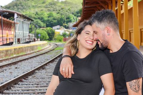Foto dos Pais na Plataforma do Trem de Rosto Colado em Guararema - SP, Foto Feita Pela Priscila Felix Fotógrafa de Família, Casamento e Ensaios '