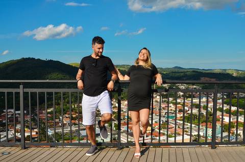 Foto dos Pais Gargalhando No Mirante de Guararema - SP, Foto Feita Pela Priscila Felix Fotógrafa de Família, Casamento e Ensaios '