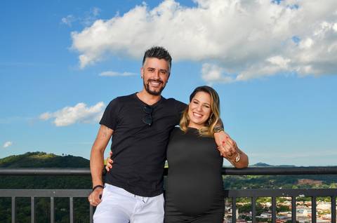 Foto dos Pais Se Abraçando No Mirante de Guararema - SP, Foto Feita Pela Priscila Felix Fotógrafa de Família, Casamento e Ensaios '