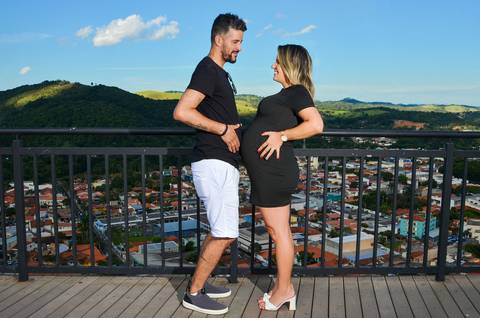 Foto dos Pais Segurando as Barrigas de Frente Um Pro Outro No Mirante de Guararema - SP, Foto Feita Pela Priscila Felix Fotógrafa de Família, Casamento e Ensaios '