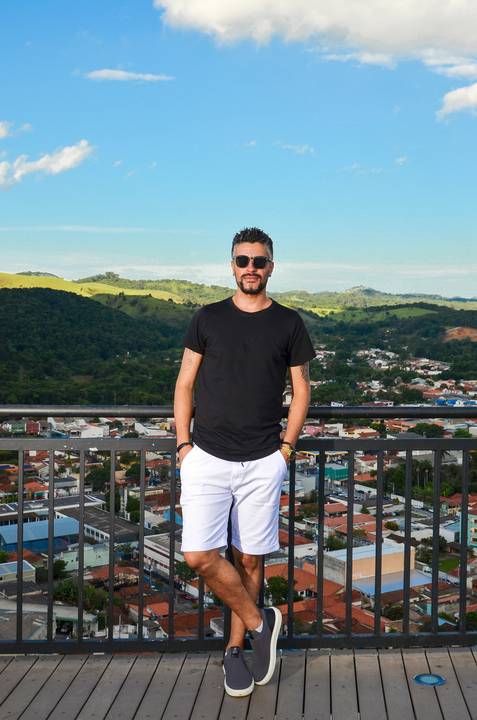 Foto do Pai No Mirante de Guararema - SP, Foto Feita Pela Priscila Felix Fotógrafa de Família, Casamento e Ensaios '