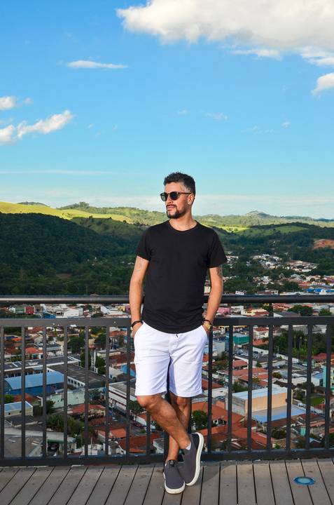 Foto do Pai de Perfil No Mirante de Guararema - SP, Foto Feita Pela Priscila Felix Fotógrafa de Família, Casamento e Ensaios '