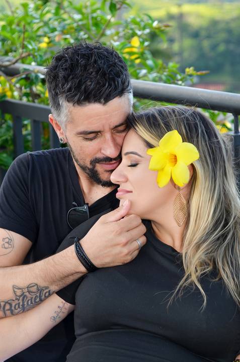 Foto do Pai Segurando o Queixo da Mãe de Rosto Colado No Mirante de Guararema - SP, Foto Feita Pela Priscila Felix Fotógrafa de Família, Casamento e Ensaios '
