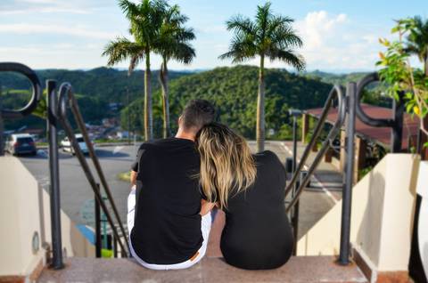 Foto dos Pais Sentados na Escadaria de Costas No Mirante de Guararema - SP, Foto Feita Pela Priscila Felix Fotógrafa de Família, Casamento e Ensaios '