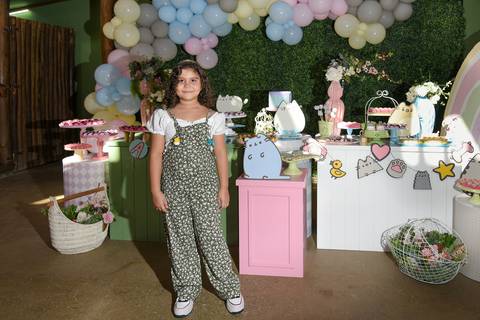 Foto da Aniversariante Em Frente à Mesa de Doces No Buffet Pindorama Na Vila Conceição - SP, Foto Feita Pela Priscila Felix Fotógrafa de Família, Casamento e Ensaios '