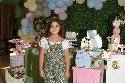 Foto da Aniversariante Em Frente à Mesa de Doces No Buffet Pindorama Na Vila Conceição - SP, Foto Feita Pela Priscila Felix Fotógrafa de Família, Casamento e Ensaios '