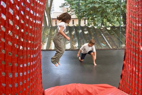 Foto da Aniversariante Pulando Na Cama Elástica No Buffet Pindorama Na Vila Conceição - SP, Foto Feita Pela Priscila Felix Fotógrafa de Família, Casamento e Ensaios '