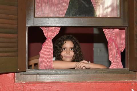Foto da Aniversariante Na Janela No Buffet Pindorama Na Vila Conceição - SP, Foto Feita Pela Priscila Felix Fotógrafa de Família, Casamento e Ensaios '