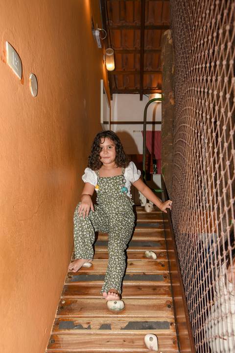 Foto da Aniversariante Sentada Numa Rampa No Buffet Pindorama Na Vila Conceição - SP, Foto Feita Pela Priscila Felix Fotógrafa de Família, Casamento e Ensaios '