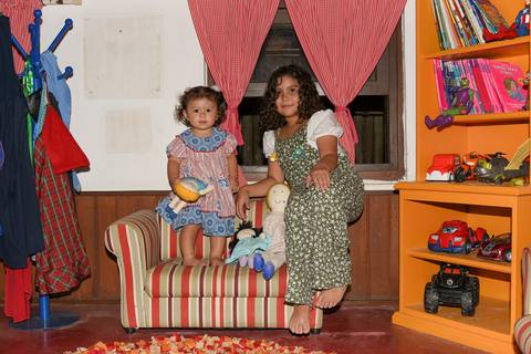 Foto da Aniversariante Na Casinha em Miniatura com Sua Priminha No Buffet Pindorama Na Vila Conceição - SP, Foto Feita Pela Priscila Felix Fotógrafa de Família, Casamento e Ensaios '