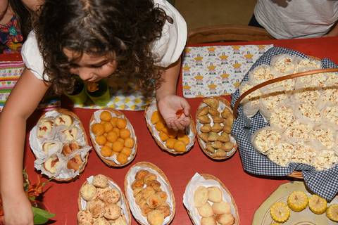 Foto da Aniversariante na Mesa do Lanche das Crianças No Buffet Pindorama Na Vila Conceição - SP, Foto Feita Pela Priscila Felix Fotógrafa de Família, Casamento e Ensaios '