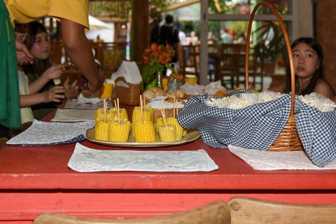 Foto da Aniversariante na Mesa do Lanche das Crianças Com Suas Amigas No Buffet Pindorama Na Vila Conceição - SP, Foto Feita Pela Priscila Felix Fotógrafa de Família, Casamento e Ensaios '
