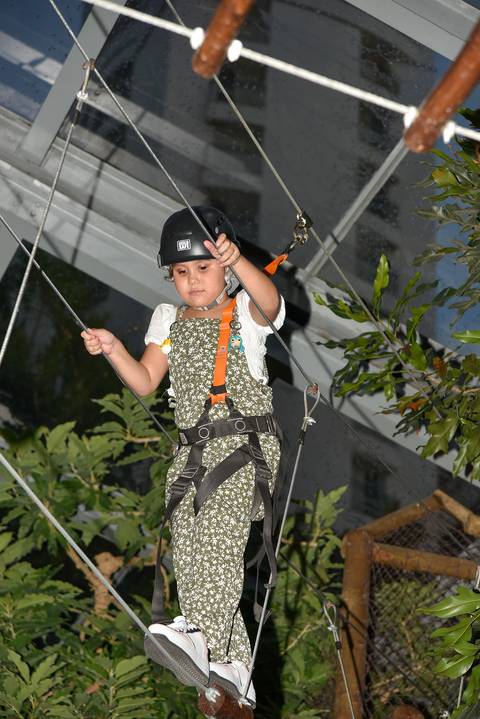 Foto da Aniversariante Andando na Ponte Suspensa No Buffet Pindorama Na Vila Conceição - SP, Foto Feita Pela Priscila Felix Fotógrafa de Família, Casamento e Ensaios '