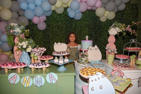 Foto da Aniversariante Na Mesa do  Bolo No Buffet Pindorama Na Vila Conceição - SP, Foto Feita Pela Priscila Felix Fotógrafa de Família, Casamento e Ensaios '