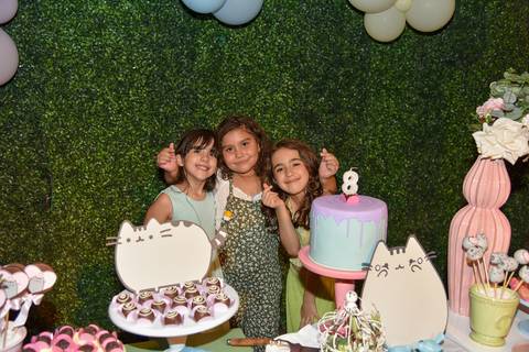 Foto da Aniversariante Com Suas Amigas Na Mesa do  Bolo No Buffet Pindorama Na Vila Conceição - SP, Foto Feita Pela Priscila Felix Fotógrafa de Família, Casamento e Ensaios '
