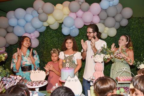Foto da Hora do Parabéns Com Toda Sua Família No Buffet Pindorama Na Vila Conceição - SP, Foto Feita Pela Priscila Felix Fotógrafa de Família, Casamento e Ensaios '