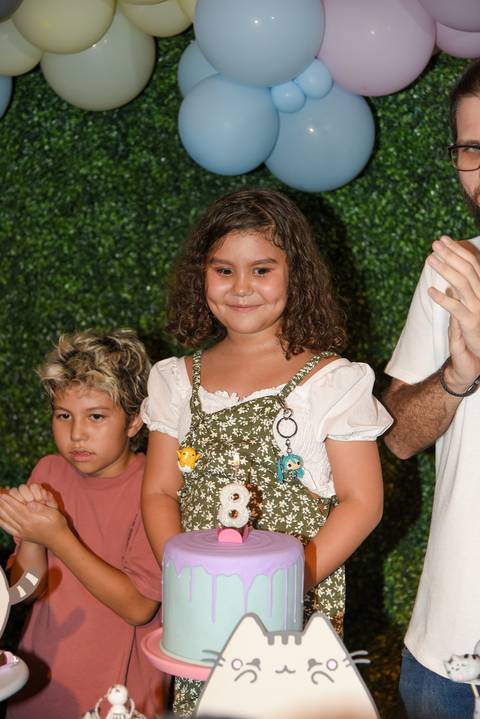 Foto da Aniversariante Olhando Para A Vela e Sorrindo No Buffet Pindorama Na Vila Conceição - SP, Foto Feita Pela Priscila Felix Fotógrafa de Família, Casamento e Ensaios '