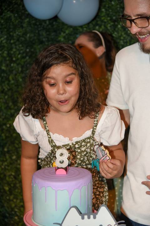 Foto da Aniversariante Assoprando a Velinha No Buffet Pindorama Na Vila Conceição - SP, Foto Feita Pela Priscila Felix Fotógrafa de Família, Casamento e Ensaios '