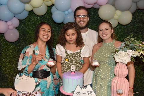 Foto da Aniversariante e Seus Pais Na Mesa do Bolo No Buffet Pindorama Na Vila Conceição - SP, Foto Feita Pela Priscila Felix Fotógrafa de Família, Casamento e Ensaios '