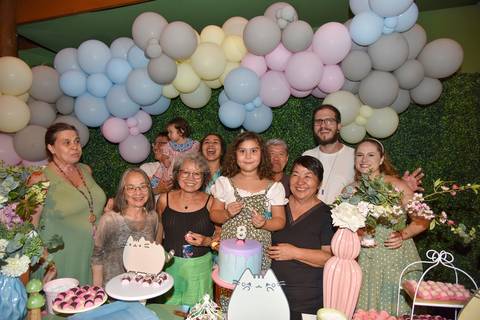 Foto da Aniversariante e Sua Família Na Mesa do Bolo No Buffet Pindorama Na Vila Conceição - SP, Foto Feita Pela Priscila Felix Fotógrafa de Família, Casamento e Ensaios '