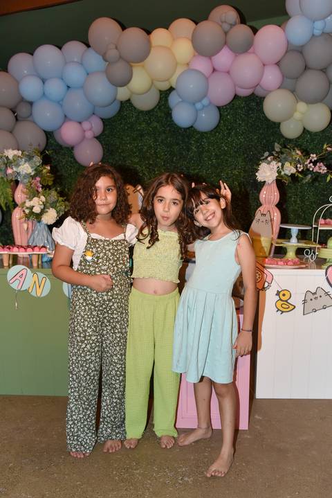Foto da Aniversariante Com Suas Amigas Em Frente à Mesa do Bolo No Buffet Pindorama Na Vila Conceição - SP, Foto Feita Pela Priscila Felix Fotógrafa de Família, Casamento e Ensaios '