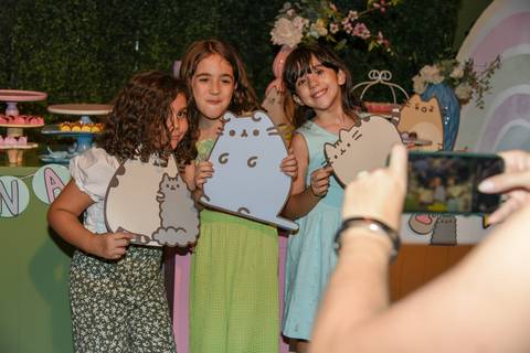 Foto da Aniversariante Com Suas Amigas Em Frente à Mesa do Bolo No Buffet Pindorama Na Vila Conceição - SP, Foto Feita Pela Priscila Felix Fotógrafa de Família, Casamento e Ensaios '