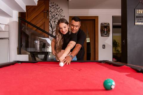 Foto do Casal Jogando Sinuca Ele Auxiliando Ela Com o Taco em São Paulo - SP, Foto Feita Pela Priscila Felix, Fotógrafa de Família, Casamento e Ensaios '