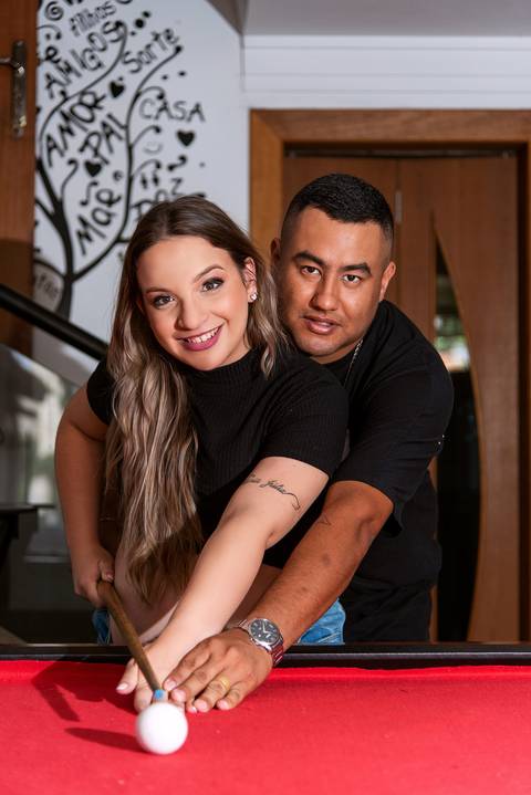 Retrato do Casal Segurando o Taco de Bilhar em São Paulo - SP, Foto Feita Pela Priscila Felix, Fotógrafa de Família, Casamento e Ensaios '