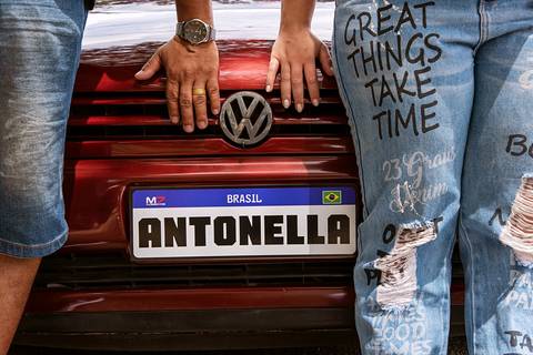 Foto da Placa do Carro Escrito Antonella Com Os Pais Ao Lado Mostrando Somente As Mãos em São Paulo - SP, Foto Feita Pela Priscila Felix, Fotógrafa de Família, Casamento e Ensaios '