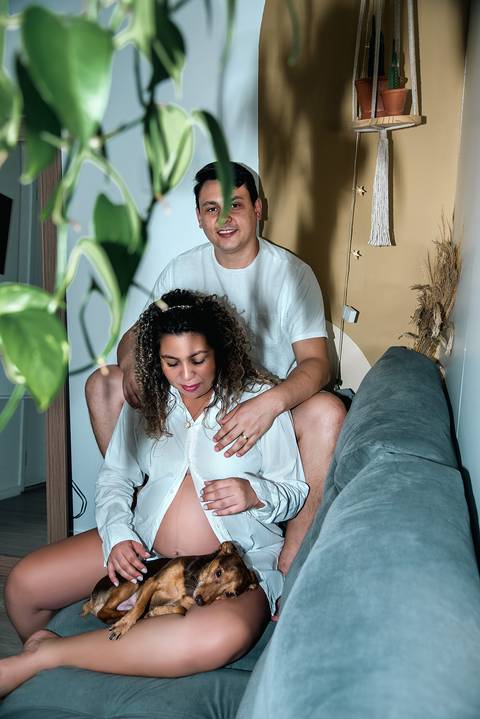Foto do Casal No Sofá Com Seu Cachorrinho Através da Planta em Itaquera - SP, Foto Feita Pela Priscila Felix Fotógrafa de Família, Casamento e Ensaios '