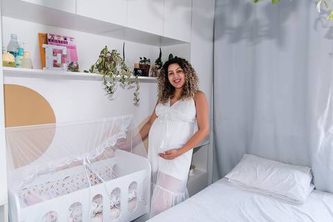 Foto da Mãe Acariciando a Barriga ao lado do Berço em Itaquera - SP, Foto Feita Pela Priscila Felix Fotógrafa de Família, Casamento e Ensaios '