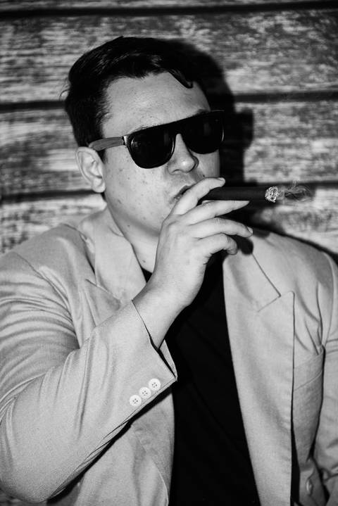 Foto do Pai Com Charuto e Óculos Escuros Comemorando a Chegada de Sua Filha em Itaquera - SP, Foto Feita Pela Priscila Felix Fotógrafa de Família, Casamento e Ensaios '