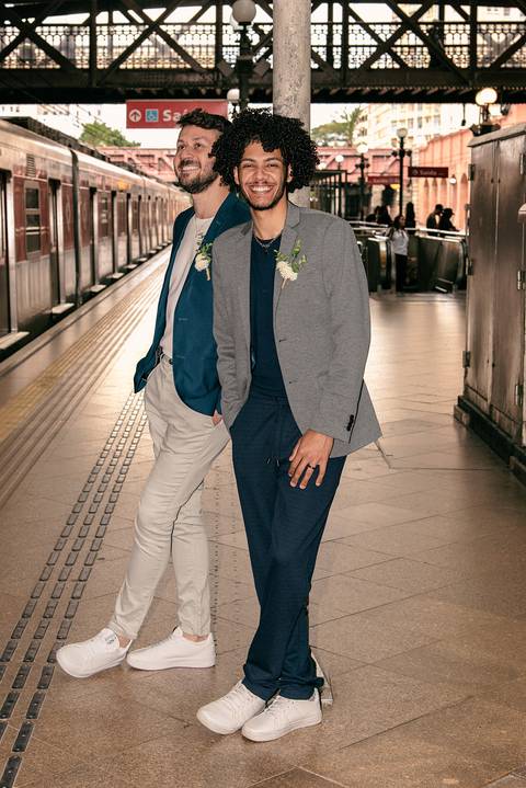 Foto do Casal Na Plataforma da Estação da Luz em São Paulo - SP, Foto Feita Pela Priscila Felix Fotógrafa de Família, Casamento e Ensaios '