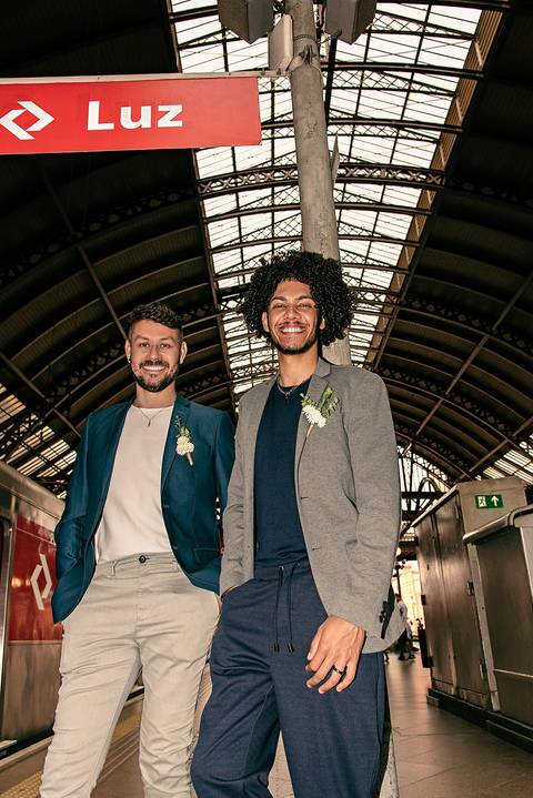 Foto do Casal Sorrindo Na Plataforma da Estação da Luz em São Paulo - SP, Foto Feita Pela Priscila Felix Fotógrafa de Família, Casamento e Ensaios '